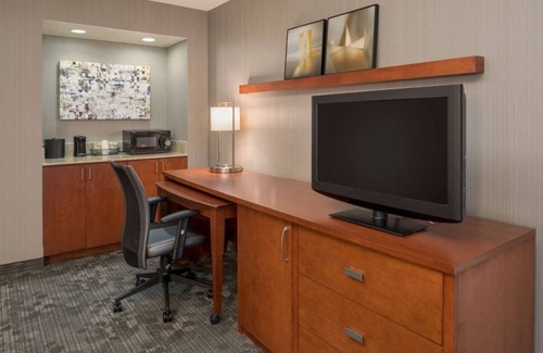 Bridle Trails House | Budget-Friendly Getaway! 2 Modern Units, Pet-Friendly, with Indoor Pool!