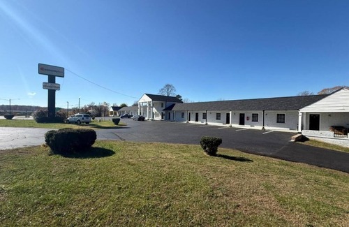 Danville Hotel | Budget-Friendly King Unit Near Speedway with Free Parking and Pets Allowed