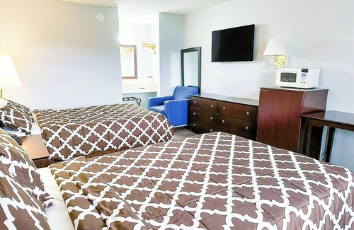 Madisonville Hotel | Budget-Friendly Room Near Frank Stafford Memorial Park – 2 Miles Away