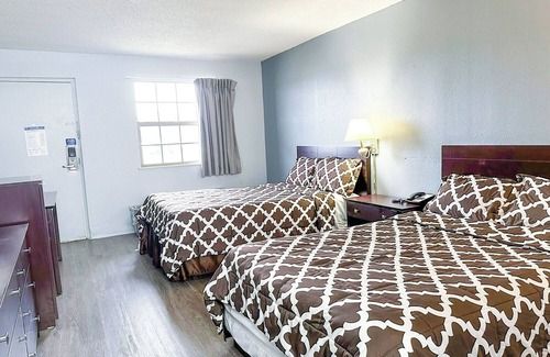 Madisonville Hotel | Budget-Friendly Room Near Frank Stafford Memorial Park – 2 Miles Away