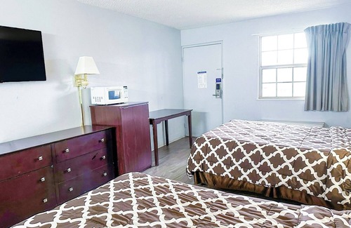 Madisonville Hotel | Budget-Friendly Room Near Frank Stafford Memorial Park – 2 Miles Away