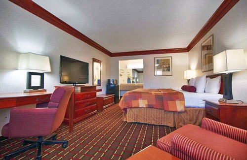 Decatur Hotel | Budget-friendly Room with Free Continental Breakfast | Near Decatur Square