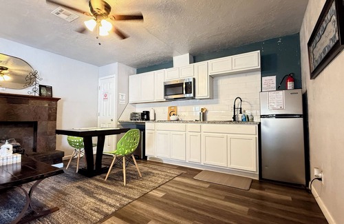 Central Oklahoma City Apartment | Budget-Friendly Studio | $1500/month #20-3 | Full Kitchen + Queen Bed