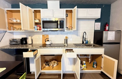 Central Oklahoma City Apartment | Budget-Friendly Studio | $1500/month #20-3 | Full Kitchen + Queen Bed