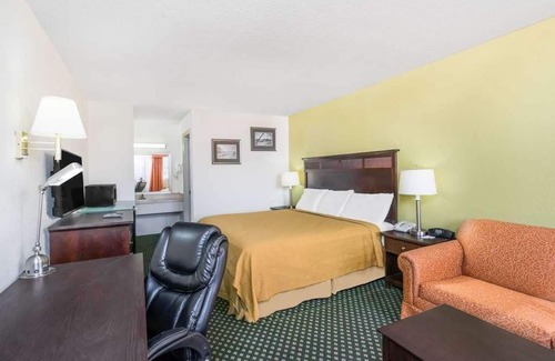 Lookout Valley Neighborhood Association Resort | Budget-Friendly Stay at Knights Inn Chattanooga! Onsite Pool, Free Parking!