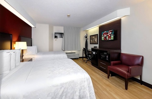Palm Coast Hotel | Budget-Friendly Suites Close to Florida Agricultural Museum w/Pool & Hot Tub!