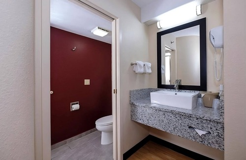 Palm Coast Hotel | Budget-Friendly Suites Close to Florida Agricultural Museum w/Pool & Hot Tub!
