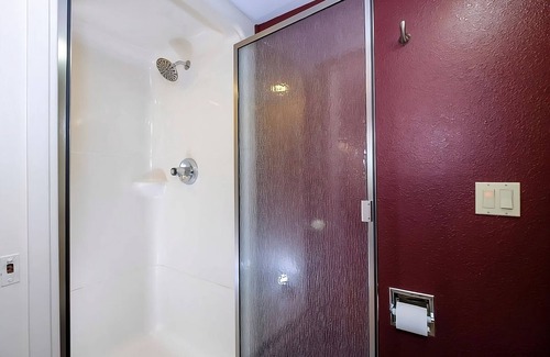 Palm Coast Hotel | Budget-Friendly Suites Close to Florida Agricultural Museum w/Pool & Hot Tub!