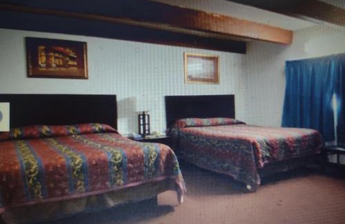 Freer Hotel | Budget Inn & Suites -Super-Ice Cold Spotless Rooms- Door-to-Door Lit Parking & Lowest Price plus HBO Max,Spanish TV, Internet free!