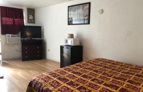 Freer Hotel | Budget Inn & Suites -Super-Ice Cold Spotless Rooms- Door-to-Door Lit Parking & Lowest Price plus HBO Max,Spanish TV, Internet free!