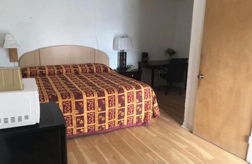 Freer Hotel | Budget Inn & Suites -Super-Ice Cold Spotless Rooms- Door-to-Door Lit Parking & Lowest Price plus HBO Max,Spanish TV, Internet free!