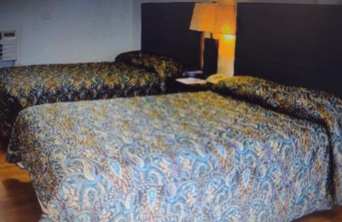 Freer Hotel | Budget Inn & Suites -Super-Ice Cold Spotless Rooms- Door-to-Door Lit Parking & Lowest Price plus HBO Max,Spanish TV, Internet free!