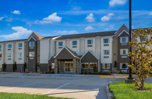 Sulphur House | Budget Lodging in Sulphur: Parking Available Onsite, Pets Stays FREE!