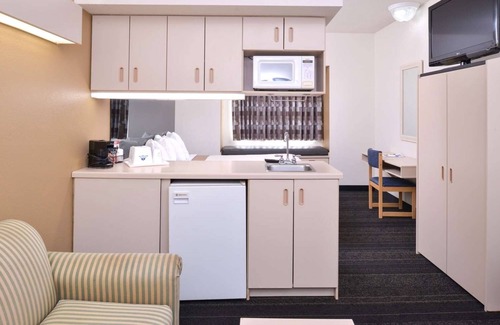 Maryville Hotel | Budget-Minded Traveler's Dream: Comfortable Room with Breakfast Included