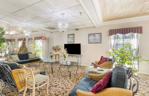 Grenada Hotel | Budget Room Near Zaxby’s, Gas Station, and Grenada Dining Essentials