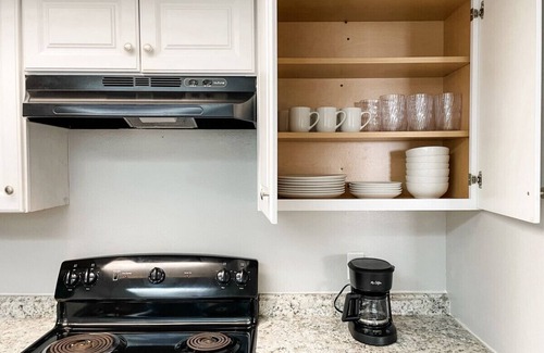 Central City Apartment | Budget Stay - Minutes to Dining, Beach & Downtown