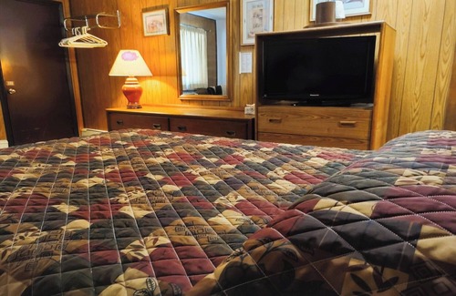 International Falls Hotel | Budget Stay Near Fishing Spots & Border Attractions – Cozy Room
