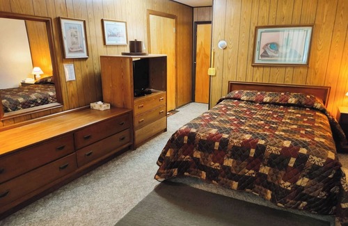International Falls Hotel | Budget Stay Near Fishing Spots & Border Attractions – Cozy Room