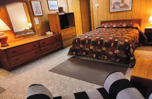 International Falls Hotel | Budget Stay Near Fishing Spots & Border Attractions – Cozy Room