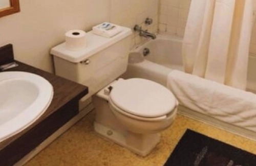 International Falls Hotel | Budget Stay Near Fishing Spots & Border Attractions – Cozy Room