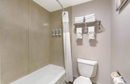 North Redondo Hotel | Budget Stay w/Breakfast Included – Minutes from South Bay Galleria Mall