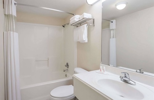 Austin Ave. Hotel | Budget Stay w/Mini-Fridge and Microwave Near Waco’s Top Museums – Pet-Friendly!