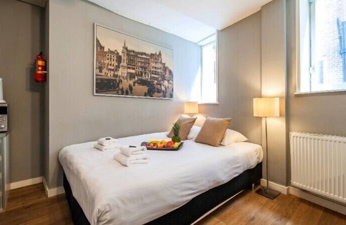 Nieuwmarkt en Lastage Apartment | Budget Studio in the Heart of Amsterdam (2pax)