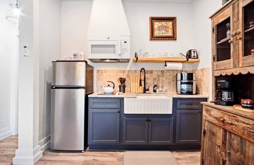 Central Oklahoma City Apartment | Budget Studio Near Paseo | $1600/month | Kitchenette + Queen Bed