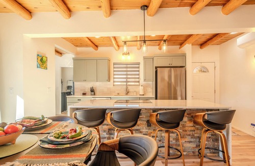 Northeast Santa Fe House | Buen Camino - Walk to The Plaza, Kiva Fireplace