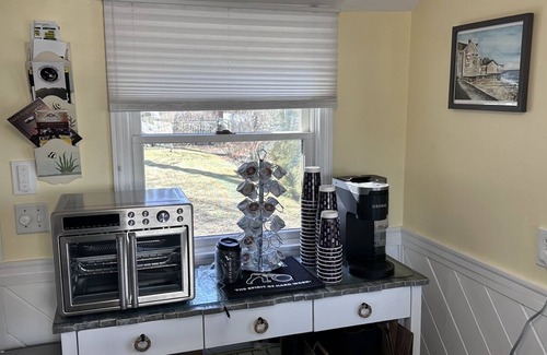 North Kingstown Cottage | Buena Vista Cottage - Walk to 2 beaches! - 15 mins to Newport
