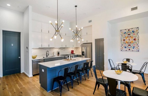 Montrose House | Buffalo Heights - Modern Luxury w Downtown Views