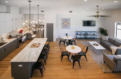 Montrose House | Buffalo Heights - Modern Luxury w Downtown Views