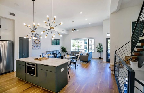 Montrose House | Buffalo Heights - Modern Luxury w Downtown Views
