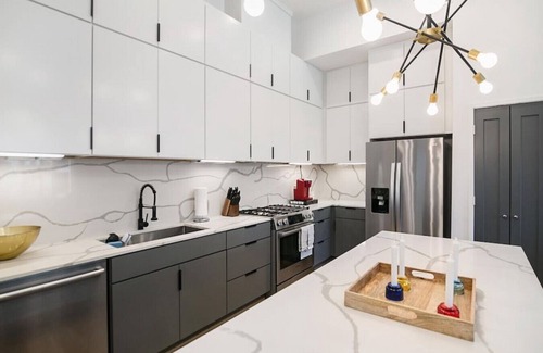Montrose House | Buffalo Heights - Modern Luxury w Downtown Views