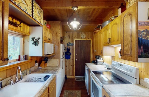 Island Park Cabin | Buffalo River Retreat *Free Wifi, 2Br+Loft, Sleeps 6, Minutes to Buffalo River