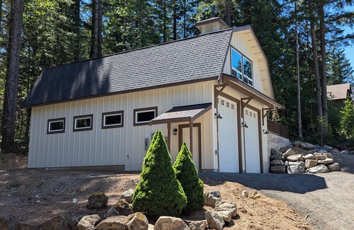 Packwood Apartment | Bugling Elk Bungalow: Cozy apartment with two queen beds in enchanting Packwood