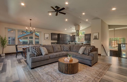 Pioneer Trail House | Built in 2021, Chef's Kitchen, Classic Arcade, 200mbps Wifi, Grill, Close to Heavenly: North Woods
