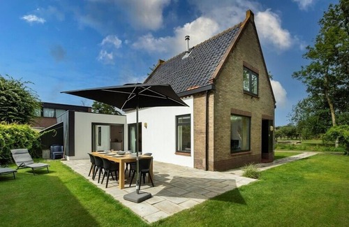Westenschouwen House | Buitenplaats 147 enjoying vast lands nearby the sea