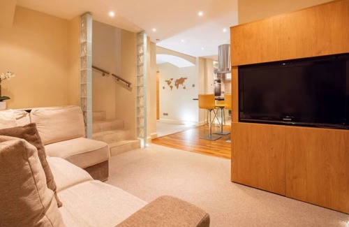 City of Westminster Apartment | Bukingham mewsnModern 2-bed, 2-bath luxury apartment steps from Hyde Park