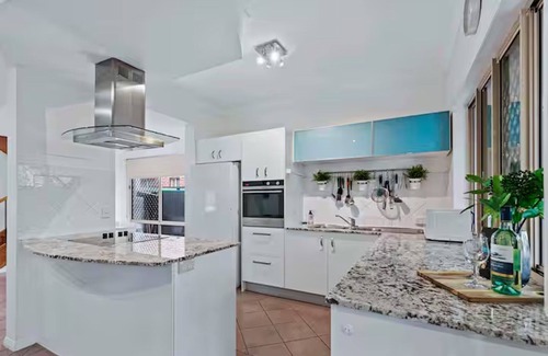 Balmoral House | Bulimba Central 2BR -Sleeps 6, Courtyard