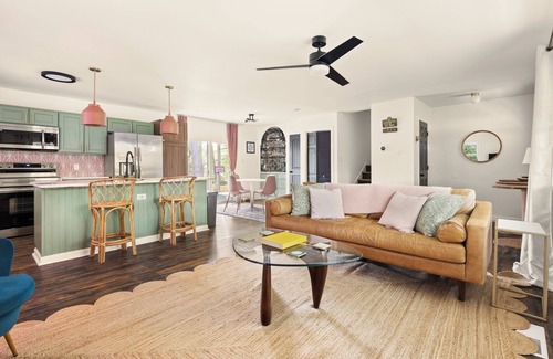 Durham House | Bull & Blossom Bungalow: Walk to Duke and enjoy Firepit, Yard + Pickleball
