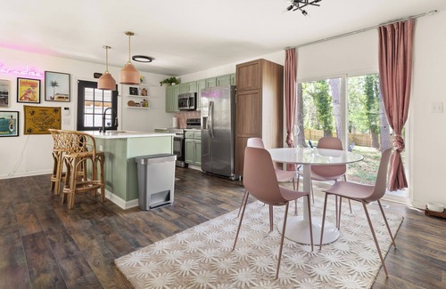 Durham House | Bull & Blossom Bungalow: Walk to Duke and enjoy Firepit, Yard + Pickleball