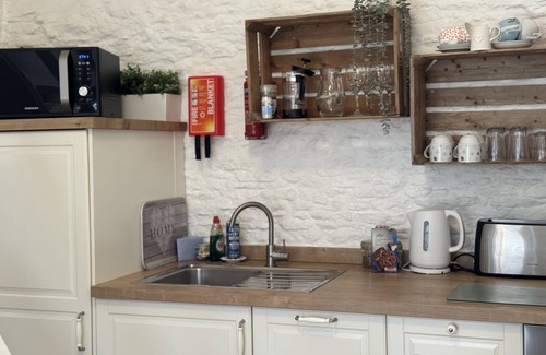 Lechlade Cottage | Bullpen Cotswolds Cottage Farm Stay With Pool: