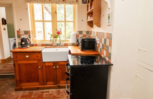 Alford Cottage | BUMBLE BEE COTTAGE, pet friendly, character holiday cottage in Alford