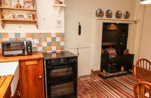 Alford Cottage | BUMBLE BEE COTTAGE, pet friendly, character holiday cottage in Alford