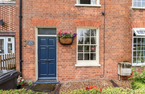 Alford Cottage | BUMBLE BEE COTTAGE, pet friendly, character holiday cottage in Alford