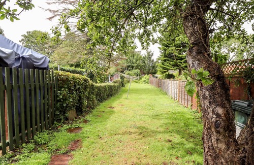 Alford Cottage | BUMBLE BEE COTTAGE, pet friendly, character holiday cottage in Alford
