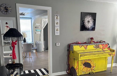 Woodward House | Bumble Bee Cottage w/hot tub