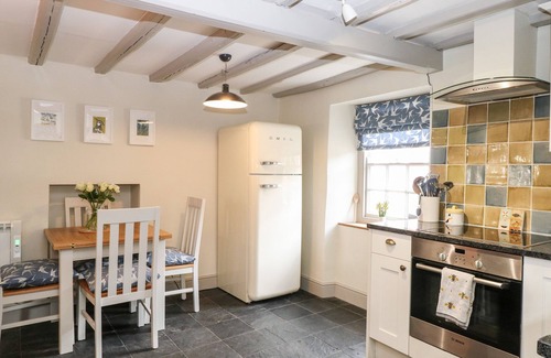 South Creake Cottage | BUMBLEBEE COTTAGE, family friendly, with open fire in Burnham Market