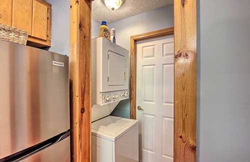Murphy Cottage | 'Bumblebee Cottage' Murphy Retreat w/Hot Tub